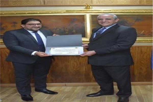 محافظة الغربية يكريم الدكتور كريم بركات مدير عام فرع التأمين الصحي بالمحافظة 