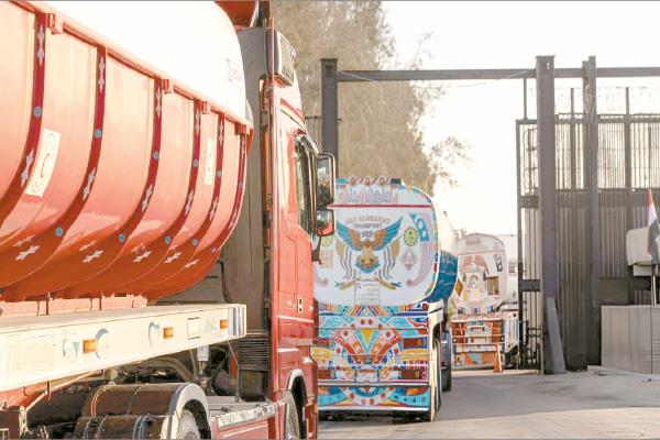 قافلة زاد العزة ٧٦ خلال عبورها معبر رفح