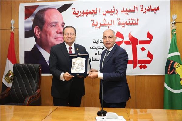 محافظ المنيا خلال استقباله رئيس هيئة الاعتماد والرقابة الصحية