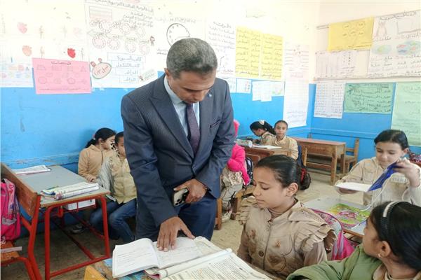 علاء جودة بجولة ميدانية بعدد من مدارس إدارة شرق كفر الشيخ