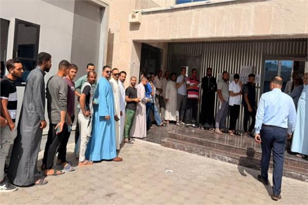 المصريون في دبي أثناء التواجد أمام اللجان