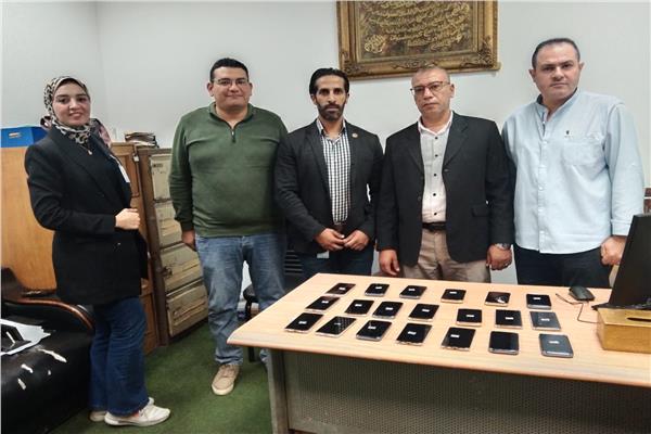 رجال الجمارك وأمامهم المضبوطات