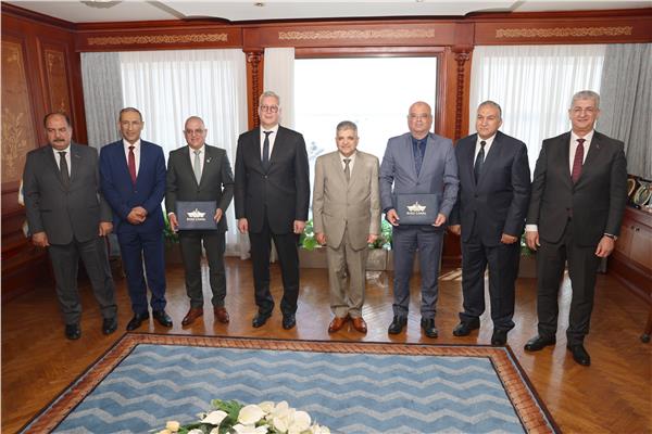 وزارة البترول وقناة السويس توقعان مذكرة تفاهم لإنشاء محطة للإسالة والتموين بالغاز الطبيعي