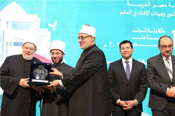 دار الإفتاء تكرم المفتين السابقين