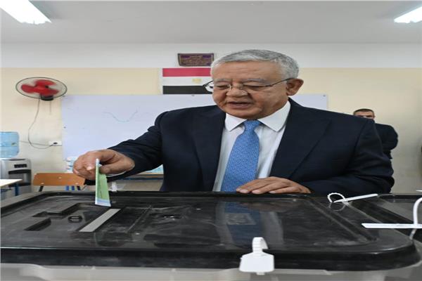المستشار الدكتور حنفي جبالي يدلي بصوته في انتخابات مجلس النواب