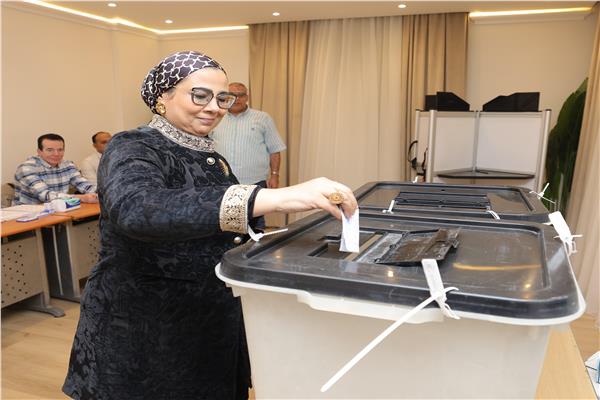  المستشارة أمل عمار