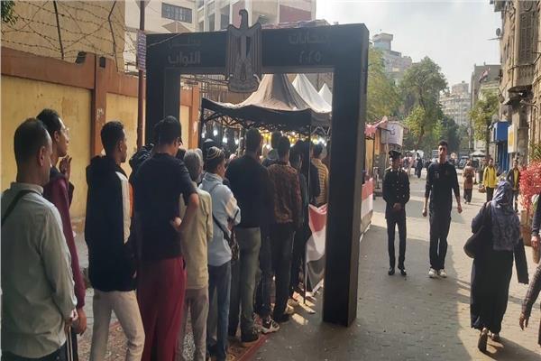 احتشد المواطنين أمام اللجان الانتخابية في منطقة الدرب الأحمر