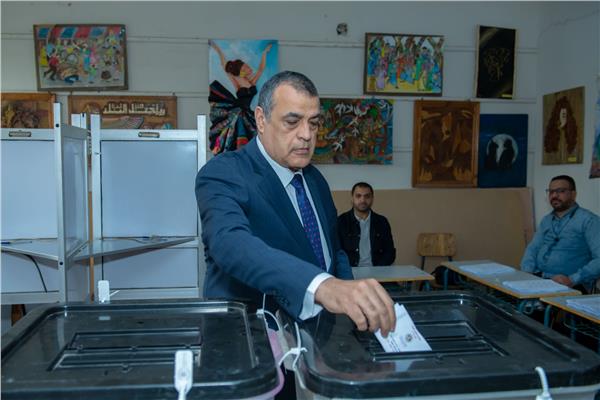 وزير الدولة للإنتاج الحربي يدلي بصوته في انتخابات مجلس النواب
