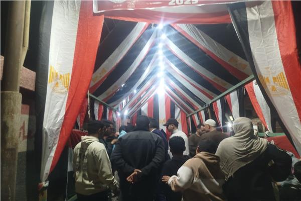 إقبال الناخبين على إحدى اللجان