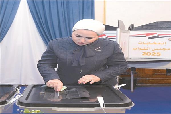 قرينة الرئيس أثناء الإدلاء بصوتها