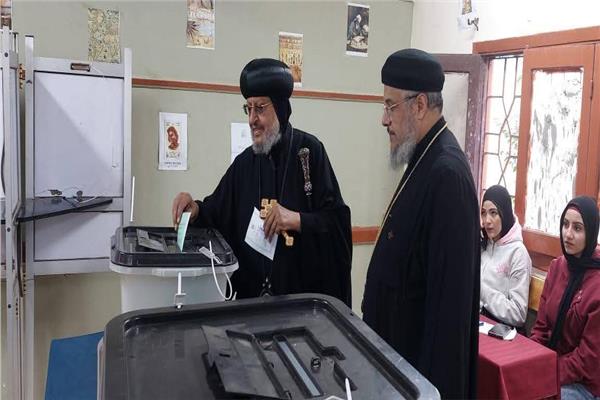 الأنبا مرقس يدلي بصوته في انتخابات النواب
