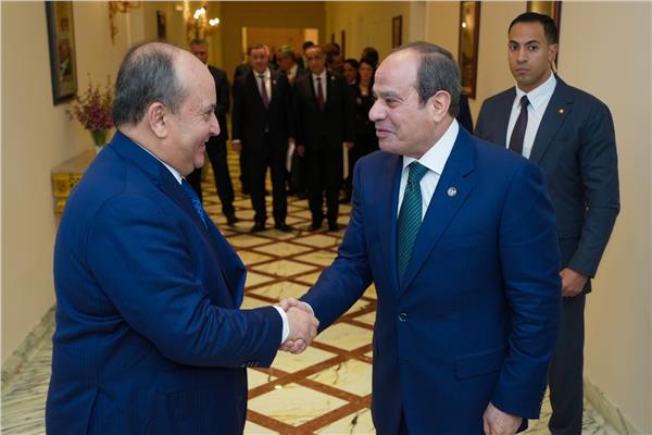 الرئيس السيسي يصافح سيفي غريب الوزير الأول للجمهورية الجزائرية