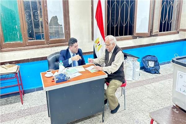 مواطن تسعيني يدلي بصوته في في انتخابات النواب 2025 