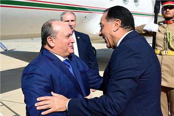 رئيس الوزراء يستقبل الوزير الأول للجمهورية الجزائرية بمطار القاهرة الدولي   