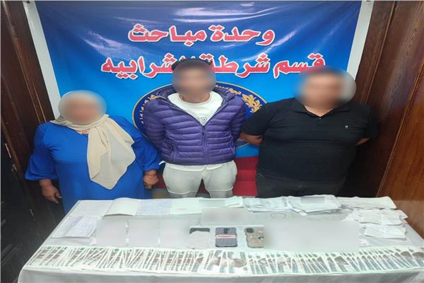 المتهمون وأمامهم المضبوطات