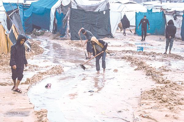 أمطار غزيرة دمرت مخيمات النازحين فى غزة    