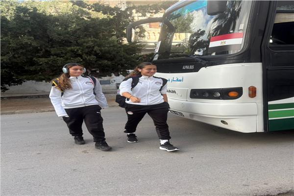منتخب مصر للكرة النسائية أثناء وصوله ملعب اللقاء