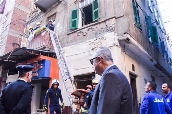 محافظ الإسكندرية يتابع تداعيات انهيار عقار كرموز