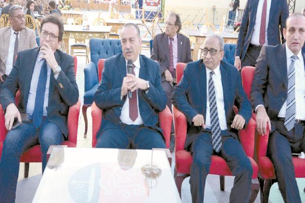 «هنو وأبوالنصر» أثناء مشاهدة أحد العروض