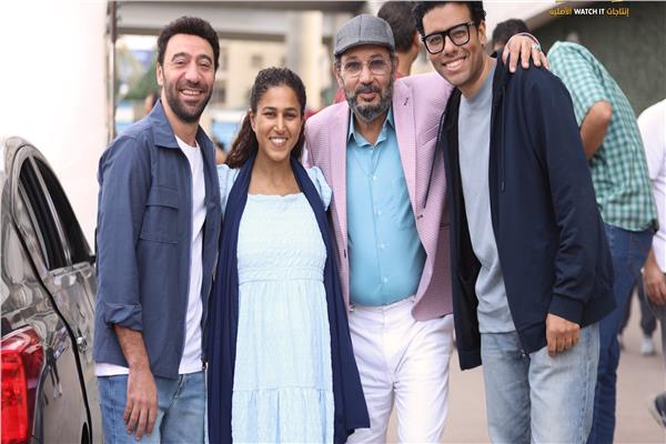 مؤلف كارثة طبيعية مع ابطال العمل