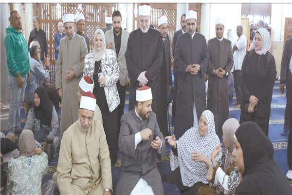  د. محمد الضوينى خلال تفقده «برنامج تعلّم لغة الإشارة»
