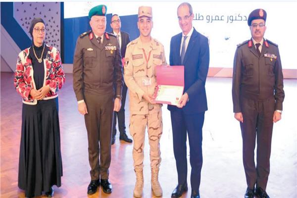 وزير الاتصالات واللواء توفيق مختار خلال حفل التخرج
