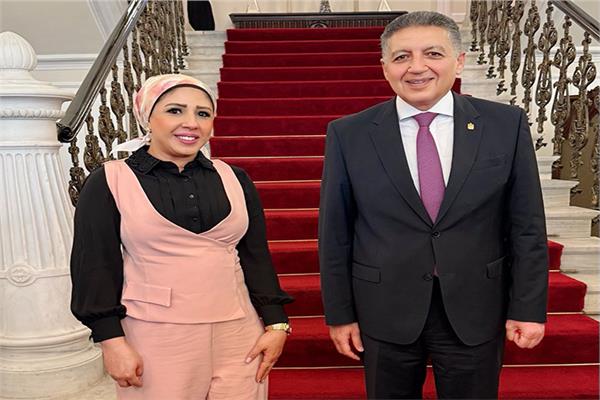 السفير المصري في اليونان مع محررة أخبار اليوم