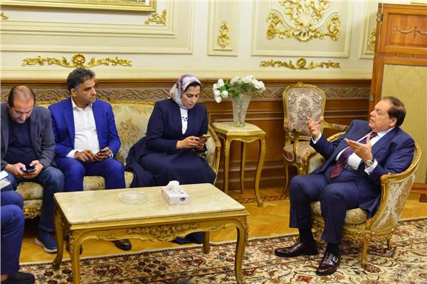 النائب محمد أبو العينين خلال لقائه مع المحررين البرلمانيين