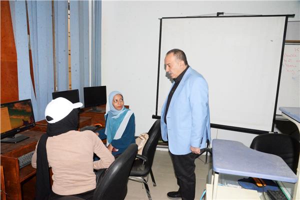 محافظ أسيوط يتابع البرامج التدريبية بمركز علوم الحاسب الآلي 