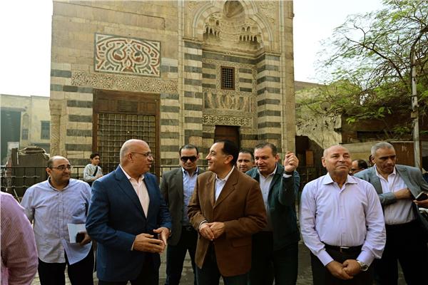 رئيس الوزراء يتفقد أعمال إعادة إحياء منطقة حارة الروم وباب زويلة