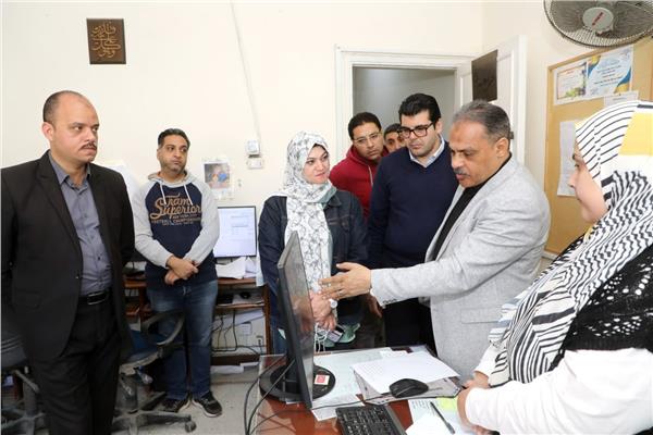 المهندس حازم الأشموني محافظ الشرقية خلال الجولة