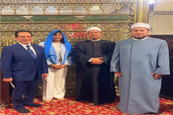 نبيلة مكرم بحجاب السيدة العذراء داخل مسجد السيد البدوي   