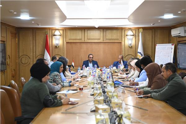 محافظ قنا يناقش خطة الإحياء المتكامل لمنطقة دندرة
