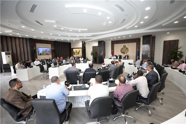 محافظ أسوان يوجه للتعامل بكل إتقان وجدية مع السيول والأمطار