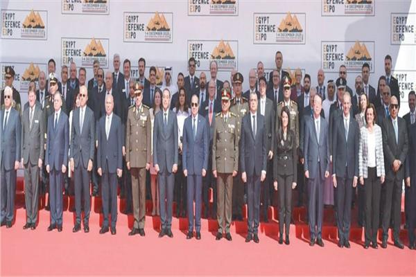 السيسى يتفقّد أجنحة مصر والإمارات والأردن والإنتاج الحربى