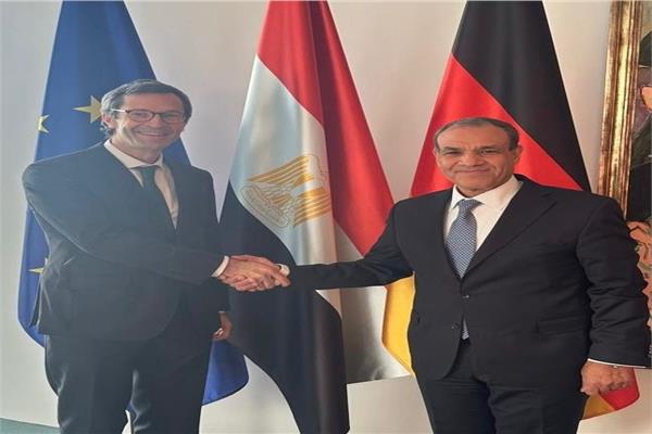 د. بدر عبد العاطي وزير الخارجية والهجرة وجونتر زاوتر مستشار الامن القومى الألماني