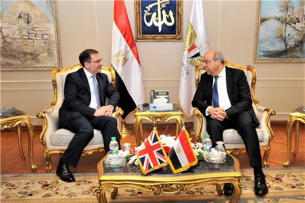 وزير الطيران المدني يبحث مع السفير البريطاني
