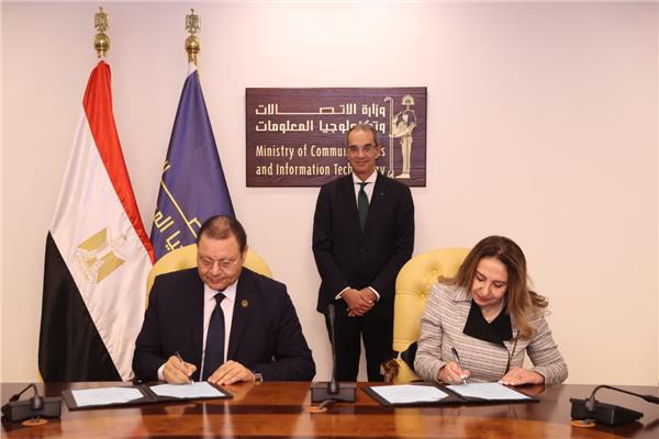 جانب من التوقيع