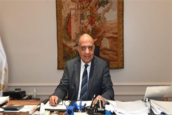 الدكتور محمود عصمت وزير الكهرباء