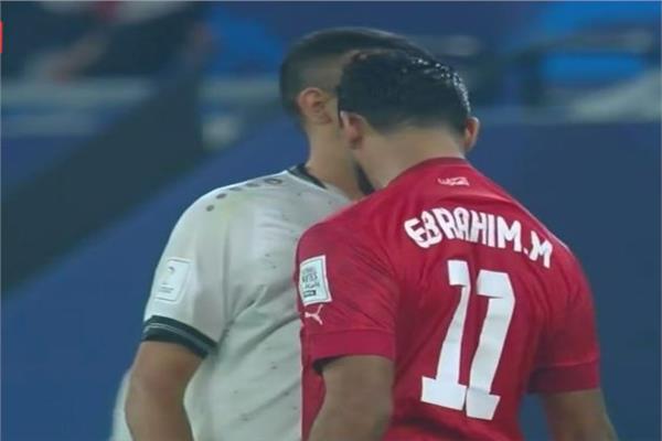 طرد لاعب البحرين بعد الاعتداء على على نجم العراق