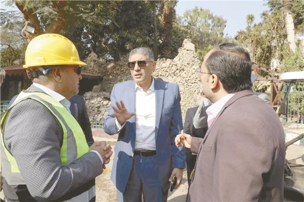 محافظ الجيزة خلال متابعته لمشروع تطوير حديقة الحيوان