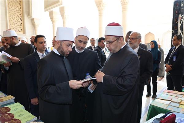وزير الأوقاف يتفقد معرض المجلس الأعلى للشئون الإسلامية