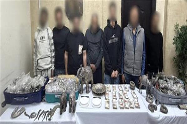 حبس المتهمين بسرقة مشغولات فضية