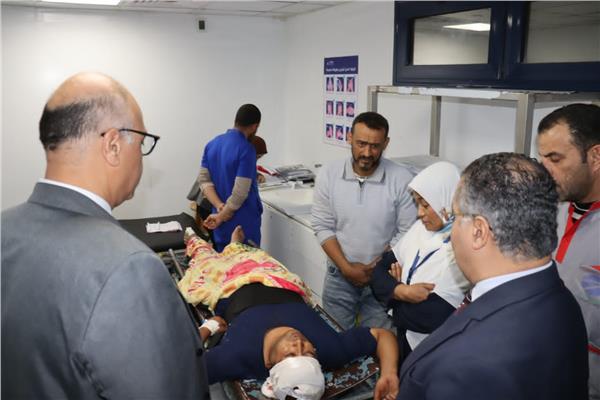 المهندس أيمن عطية، محافظ القليوبية، يطمئن علي الحالة الصحية علي مصاب الحادث