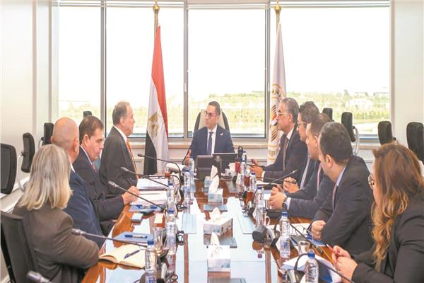 وزير الاستثمار خلال اجتماعه مع وفد شركة بلومبرج جرين