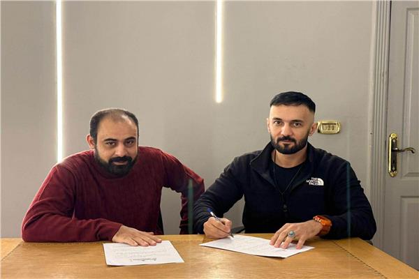 حسني شتا خلال توقيع عقد أحدث أعماله