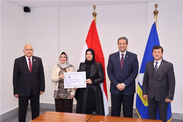 محافظ دمياط يُكرّم العاملين بإدارتى خدمة المواطنين والاتصال السياسى