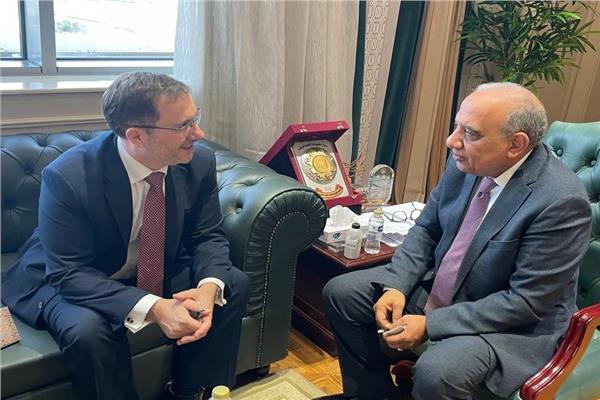 السفير البريطاني في مصر مارك براسيون ريتشاردسون والدكتور محمود عصمت وزير الكهرباء