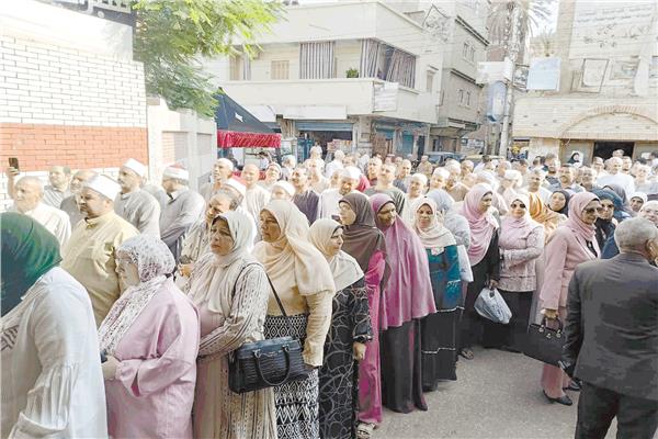 صورة أرشيفية لتصويت السيدات فى المرحلة الأولى بأحد مراكز محافظة البحيرة