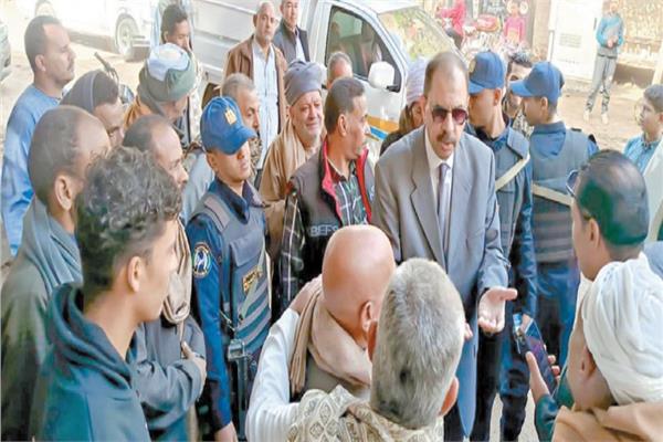 محافظ سوهاج يستمع إلى صاحب الشكوى خلال الجولة